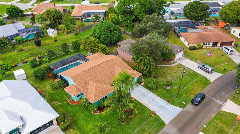 Experience refined living in this beautifully maintained - photo 35