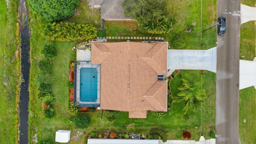 Experience refined living in this beautifully maintained - photo 36