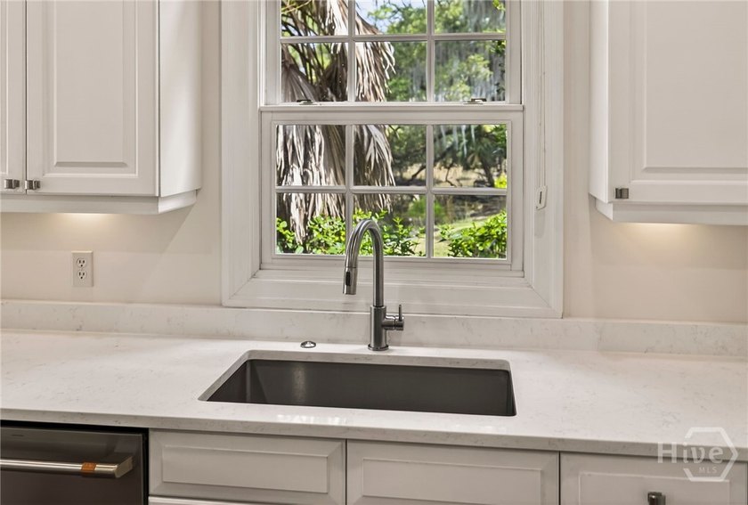 Elegant and exceptionally private patio home in Oakridge - photo 18