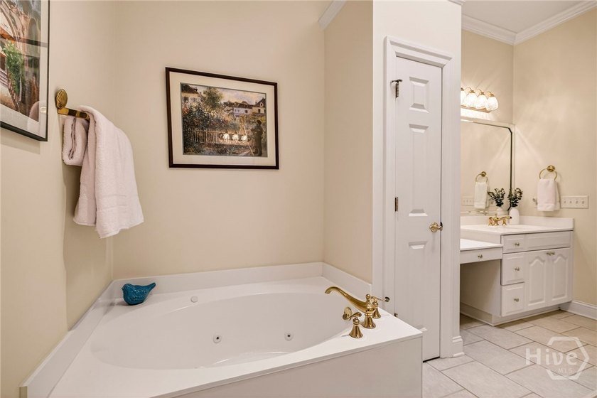 Elegant and exceptionally private patio home in Oakridge - photo 30