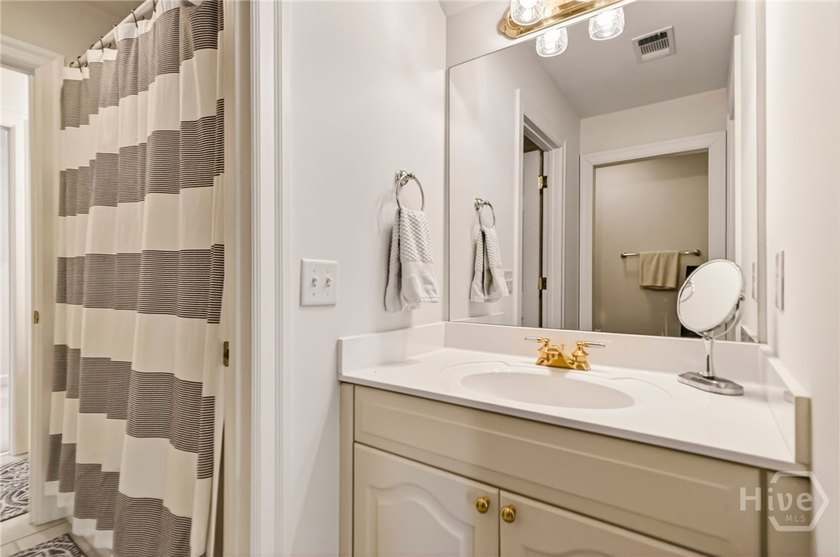 Elegant and exceptionally private patio home in Oakridge - photo 35