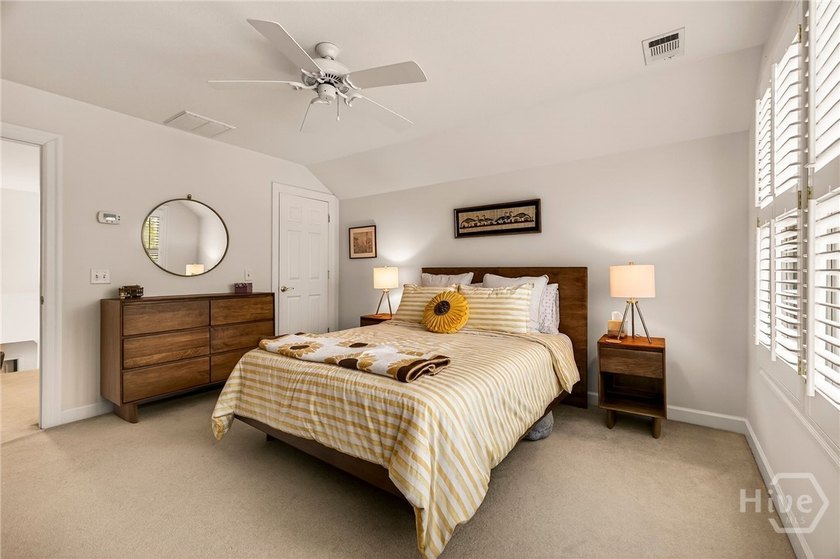 Elegant and exceptionally private patio home in Oakridge - photo 38