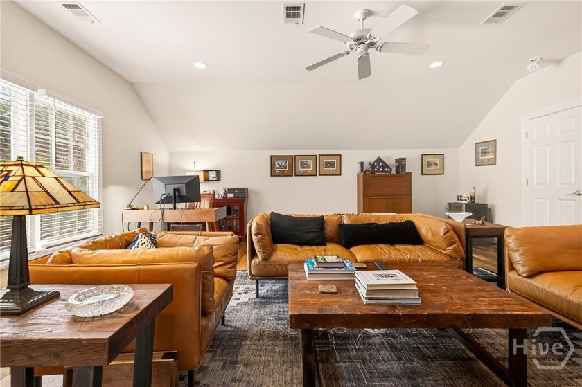 Elegant and exceptionally private patio home in Oakridge - photo 40