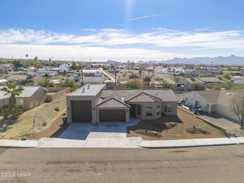 Beautifully designed 3 bedroom, 2 bathroom home featuring a - photo 41
