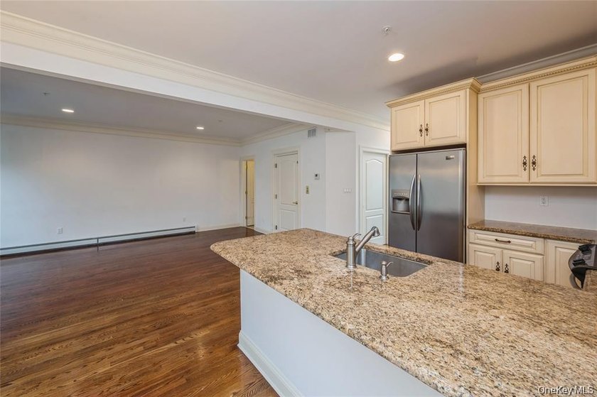 Desirable END UNIT beautifully maintained ,located in a - photo 11