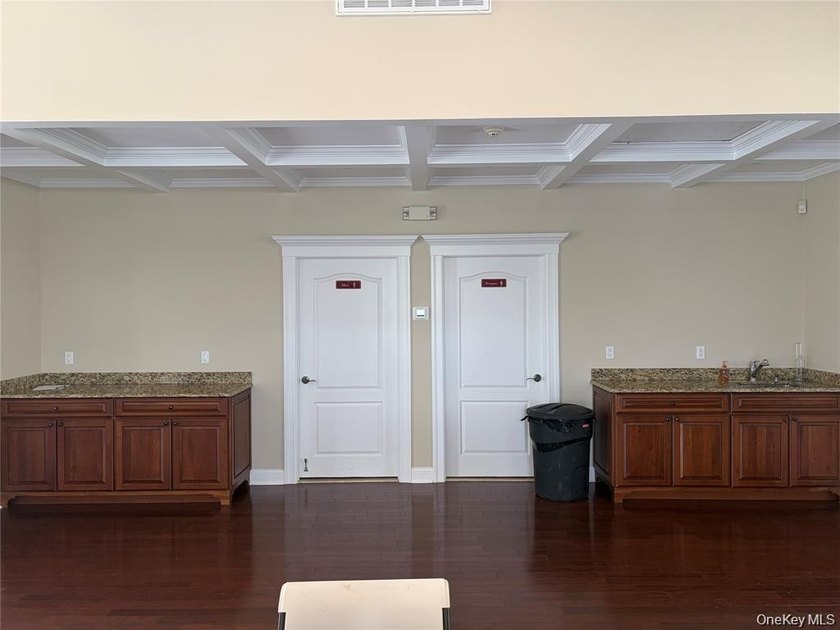Desirable END UNIT beautifully maintained ,located in a - photo 36