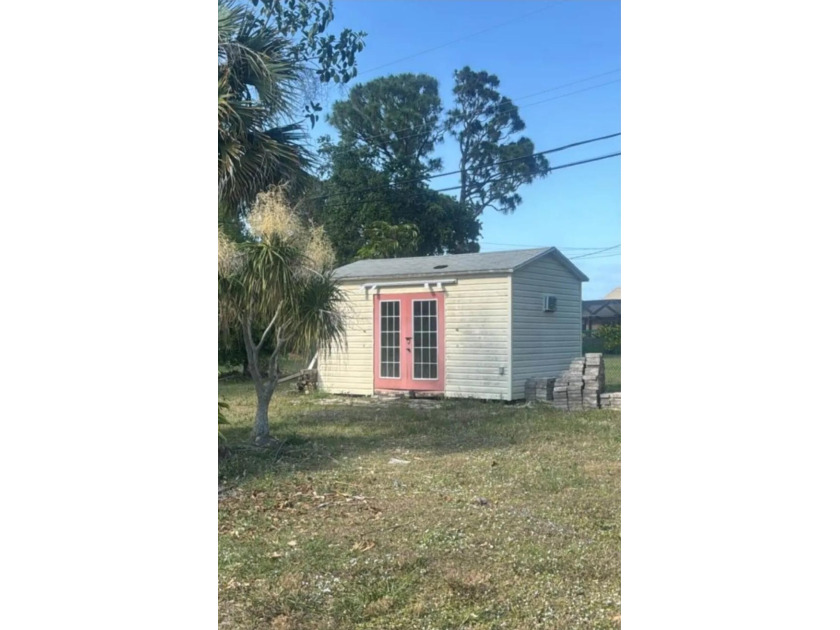 Welcome to a great home in the perfect location! This house with - photo 14