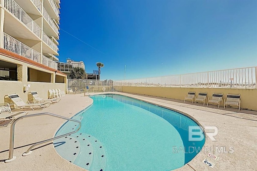 Clearwater 3D is a beautifully updated, west-facing, beachfront - photo 3
