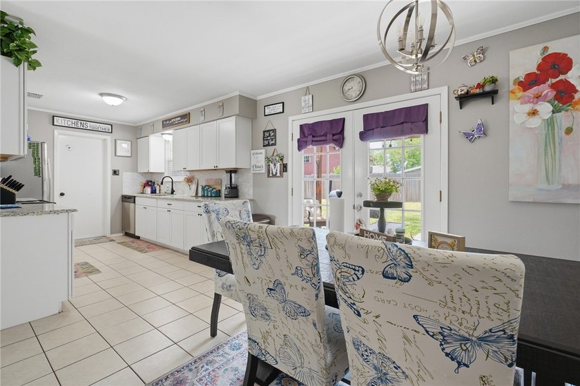 Welcome to this beautifully maintained 4-bedroom, 2-bathroom - photo 15