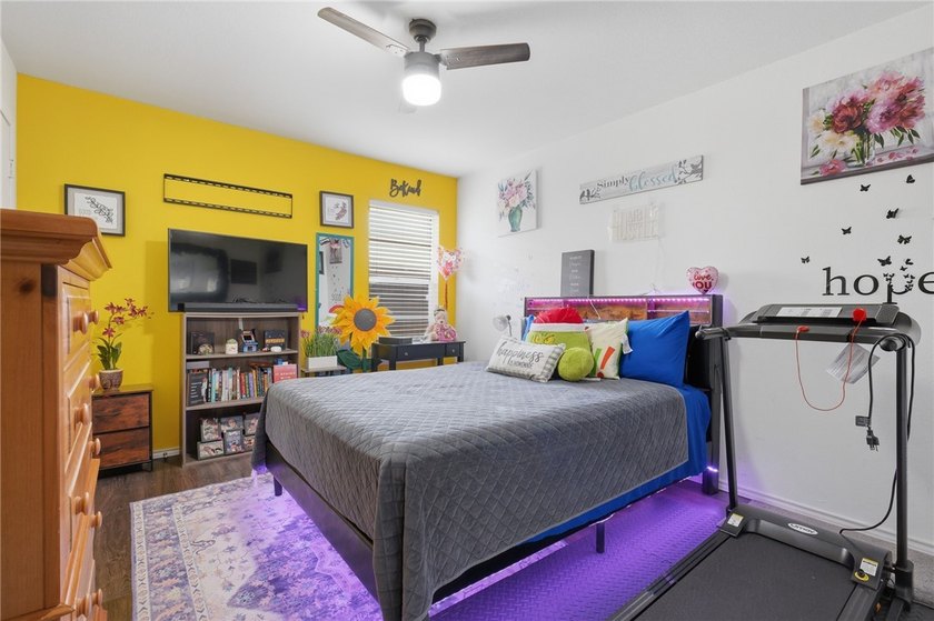 Welcome to this beautifully maintained 4-bedroom, 2-bathroom - photo 18