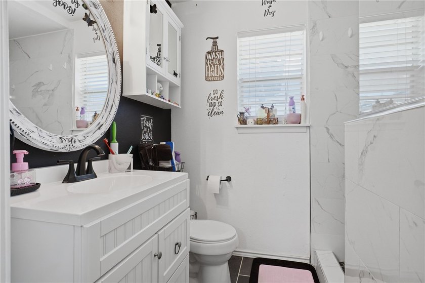 Welcome to this beautifully maintained 4-bedroom, 2-bathroom - photo 22