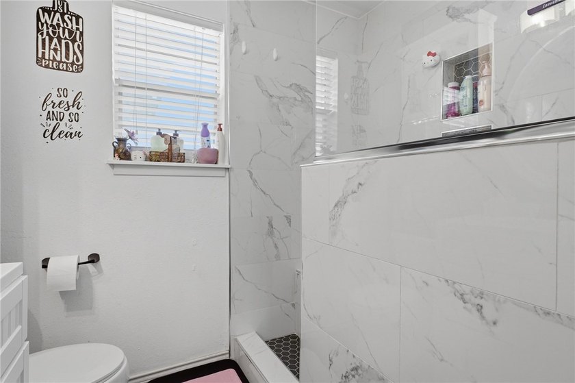 Welcome to this beautifully maintained 4-bedroom, 2-bathroom - photo 23