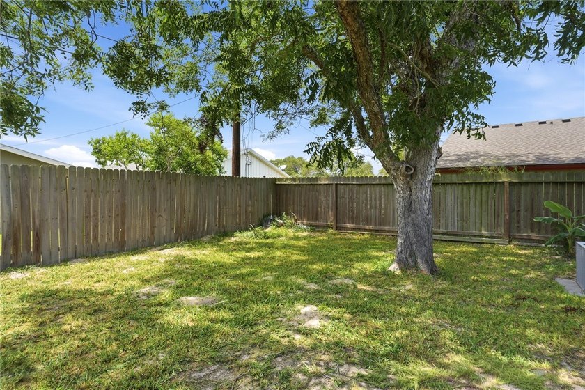 Welcome to this beautifully maintained 4-bedroom, 2-bathroom - photo 29