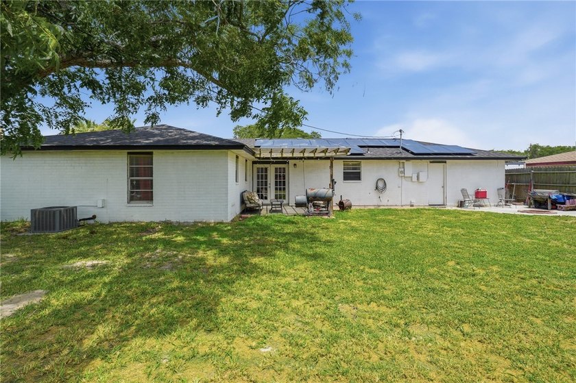 Welcome to this beautifully maintained 4-bedroom, 2-bathroom - photo 31