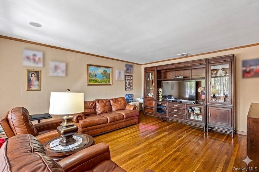 Rarely Available in Coveted Beechhurst! This impeccably - photo 3