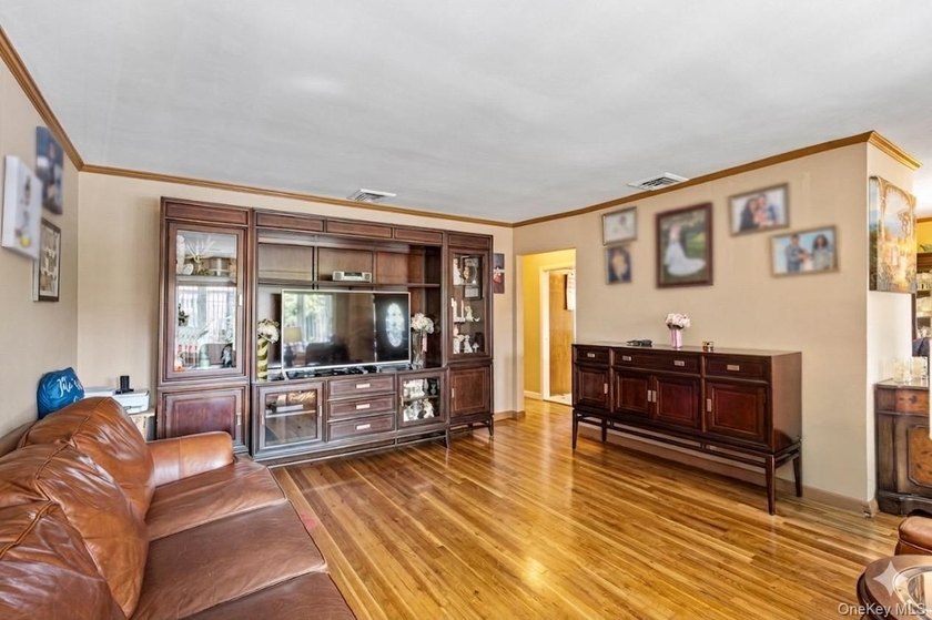 Rarely Available in Coveted Beechhurst! This impeccably - photo 4