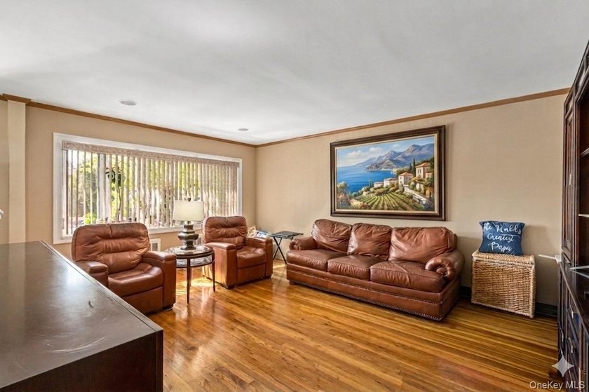 Rarely Available in Coveted Beechhurst! This impeccably - photo 5