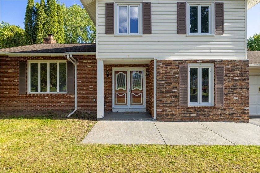 This well-maintained 3-bedroom, 1.5-bath split level home offers - photo 2
