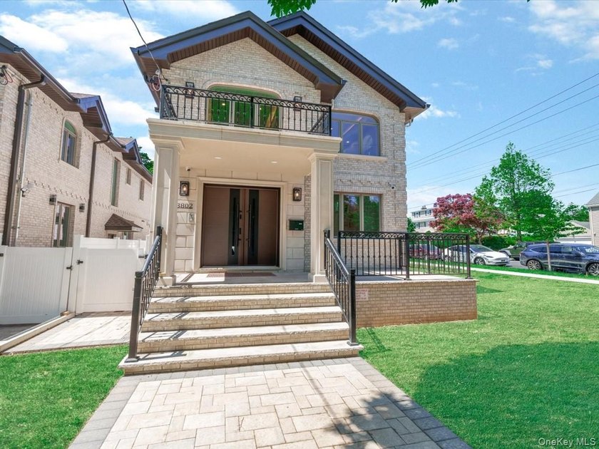 Prime Bayside location just two blocks from Bell Blvd - photo 2