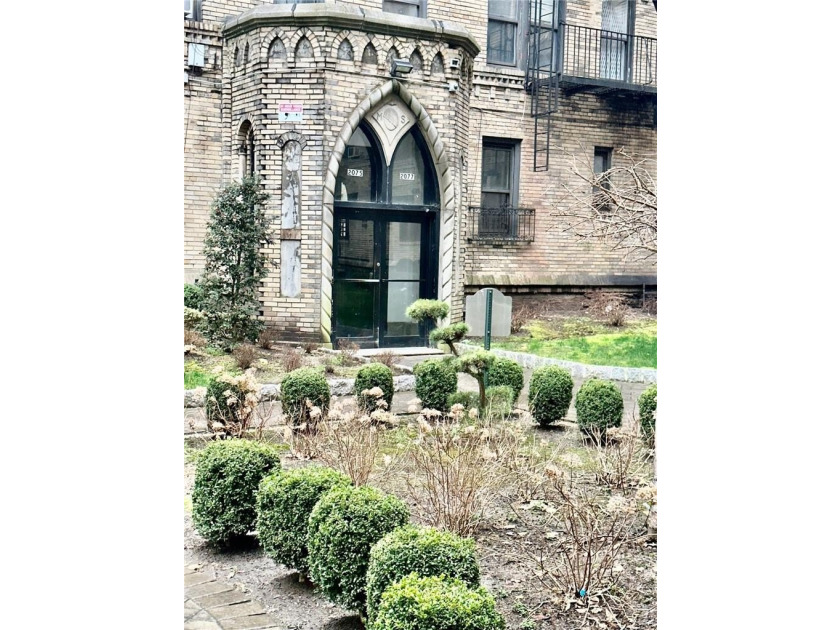 Welcome to this immaculately maintained 2 bedroom apartment - photo 8