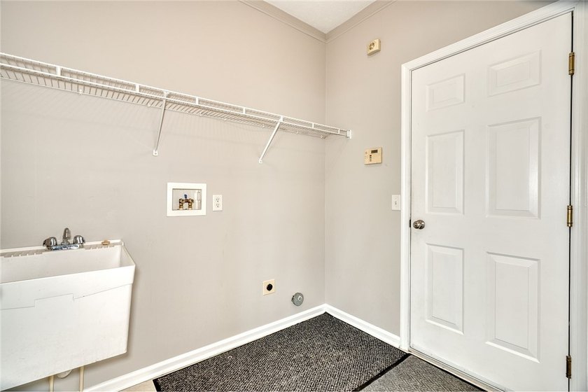 LIGHT! VOLUME! OPEN SPACE! Stunning Webster, NY home with SCALE - photo 26