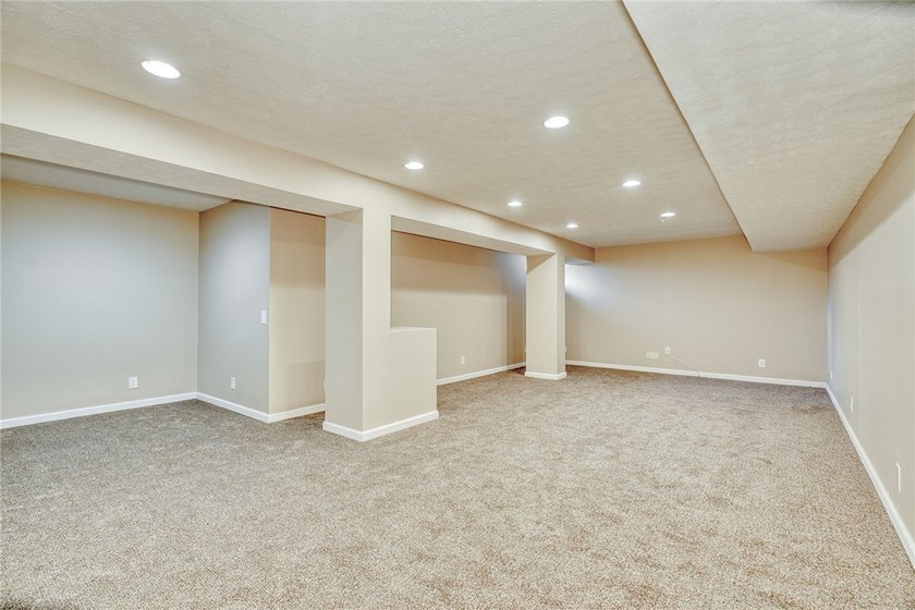 LIGHT! VOLUME! OPEN SPACE! Stunning Webster, NY home with SCALE - photo 42