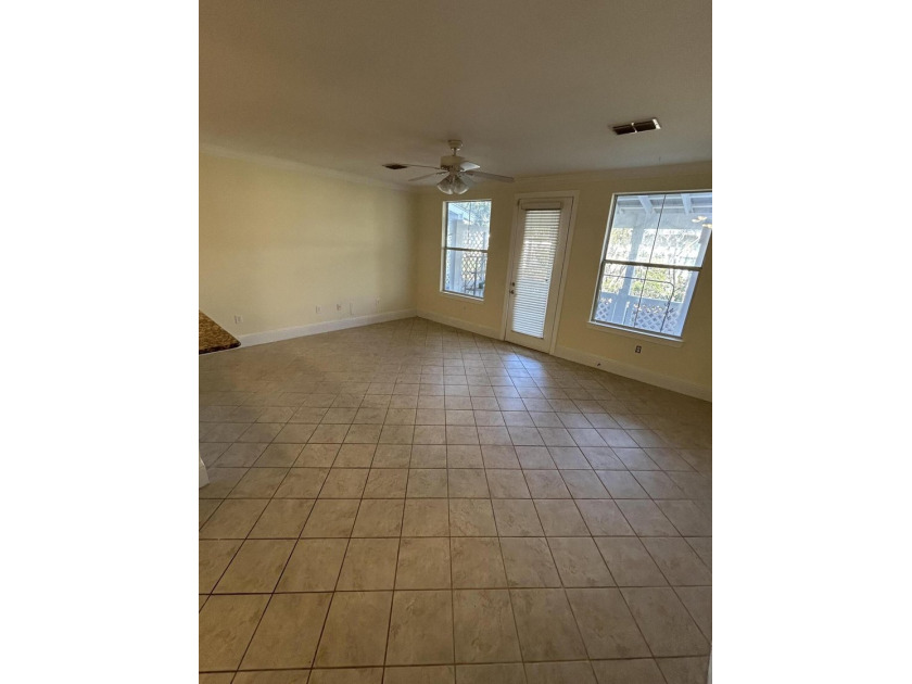 Come look at this beautiful spacious townhome tucked away in the - photo 4