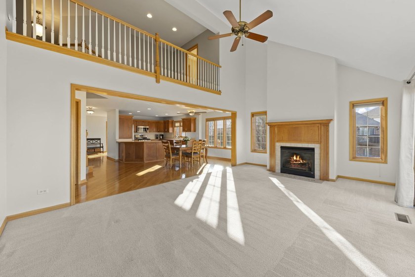 Welcome to this BEAUTIFUL END-UNIT townhome perfectly positioned - photo 12