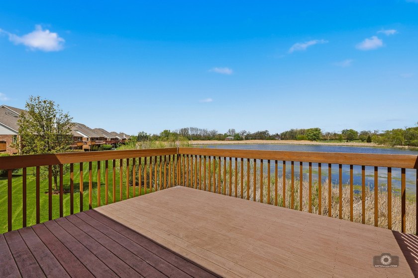 Welcome to this BEAUTIFUL END-UNIT townhome perfectly positioned - photo 13