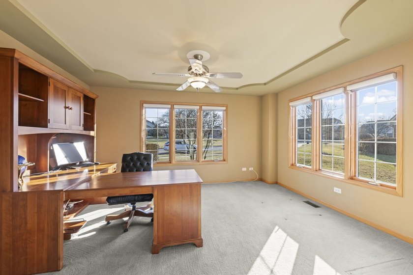Welcome to this BEAUTIFUL END-UNIT townhome perfectly positioned - photo 14