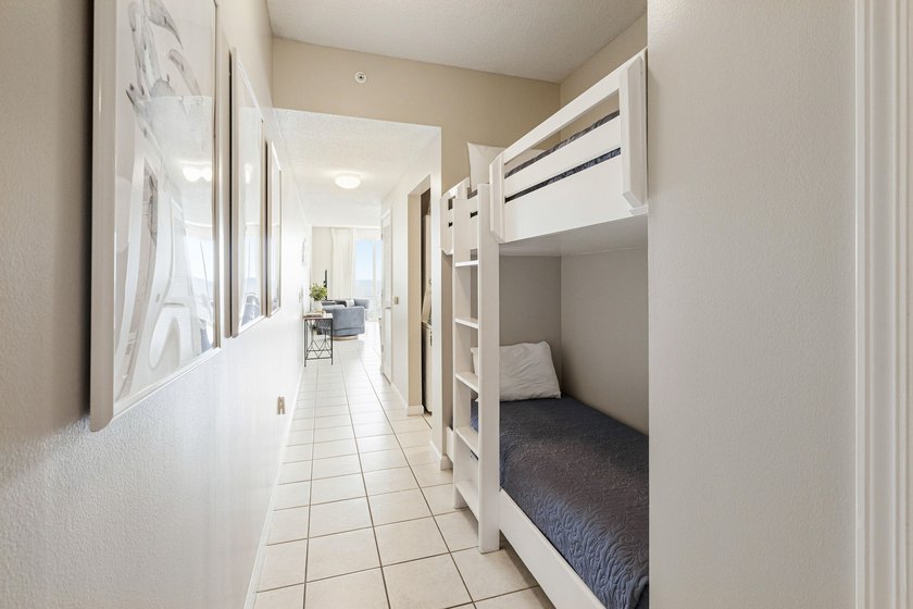 This beautifully updated 1 bedroom, 1.5 bath condo on Miramar - photo 17