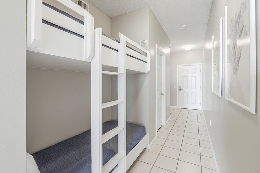 This beautifully updated 1 bedroom, 1.5 bath condo on Miramar - photo 18