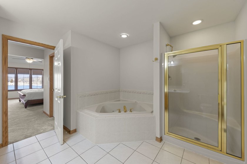 Welcome to this BEAUTIFUL END-UNIT townhome perfectly positioned - photo 22