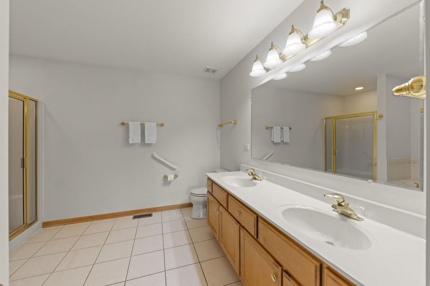 Welcome to this BEAUTIFUL END-UNIT townhome perfectly positioned - photo 23