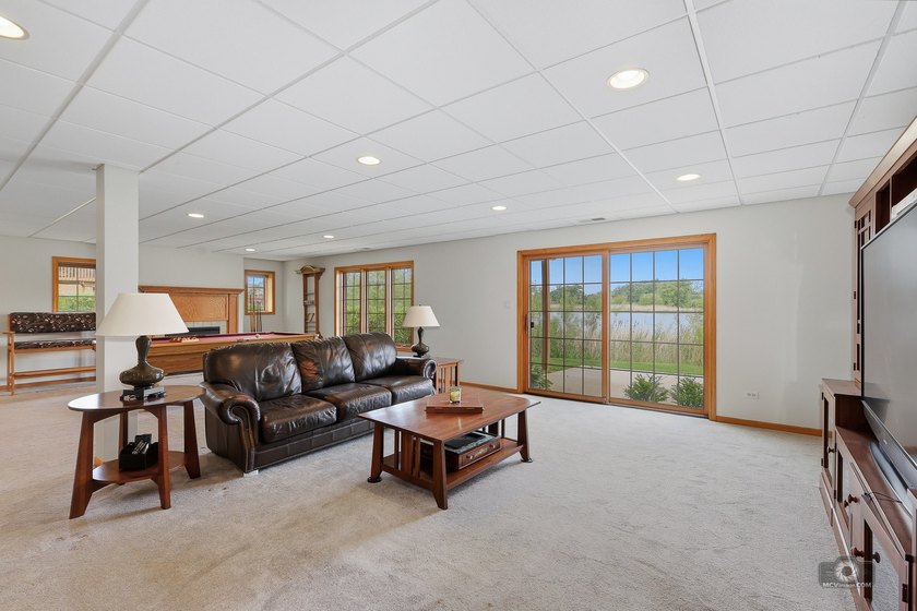 Welcome to this BEAUTIFUL END-UNIT townhome perfectly positioned - photo 34