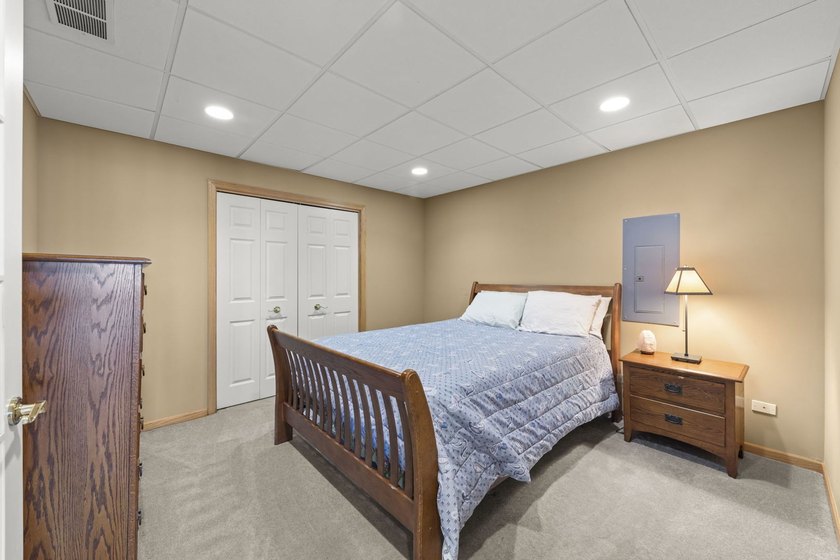 Welcome to this BEAUTIFUL END-UNIT townhome perfectly positioned - photo 36