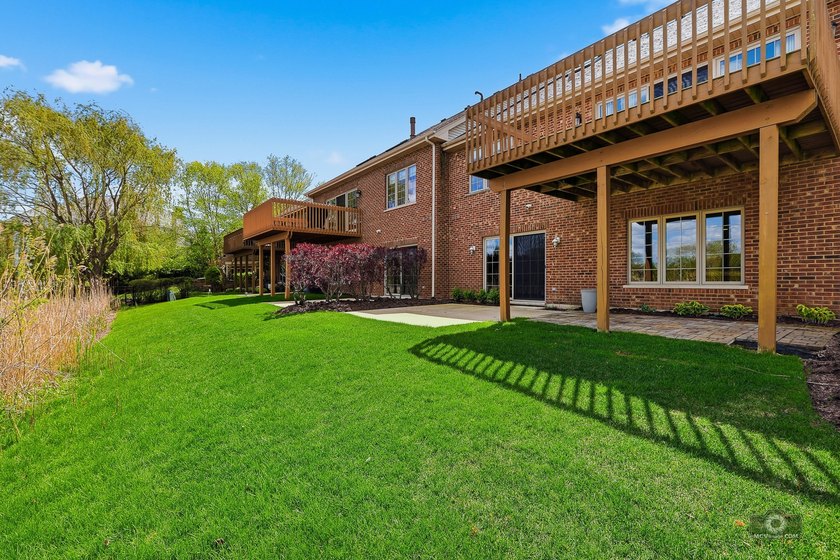 Welcome to this BEAUTIFUL END-UNIT townhome perfectly positioned - photo 41