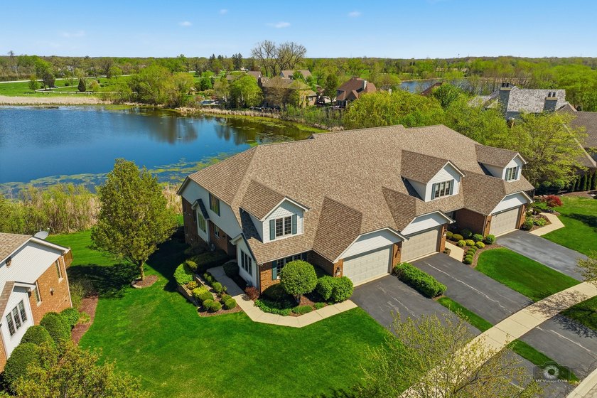 Welcome to this BEAUTIFUL END-UNIT townhome perfectly positioned - photo 42