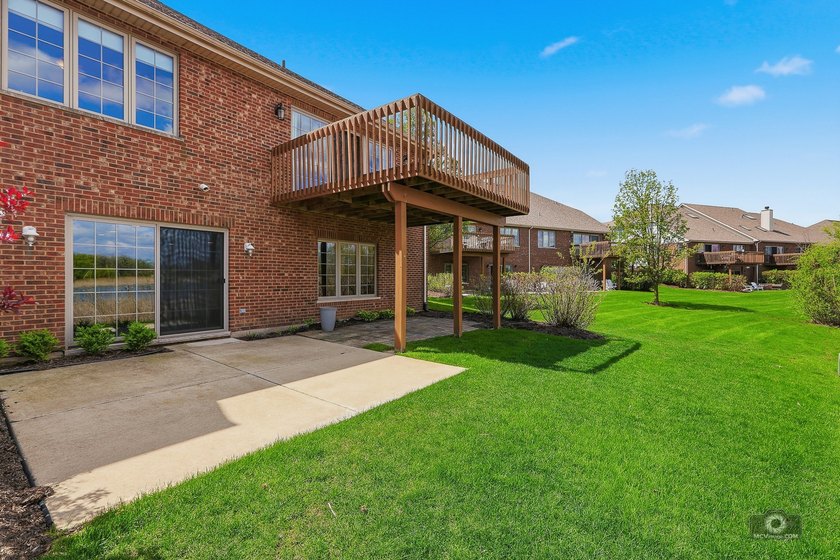 Welcome to this BEAUTIFUL END-UNIT townhome perfectly positioned - photo 44