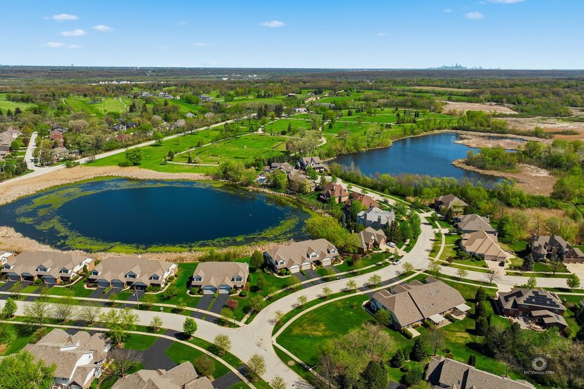 Welcome to this BEAUTIFUL END-UNIT townhome perfectly positioned - photo 47