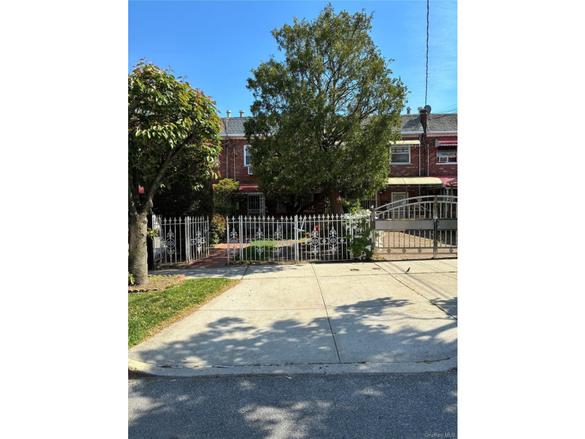 Welcome to 2216 Seward Avenue! This 3 bedroom, 1 1/2 bath - photo 3