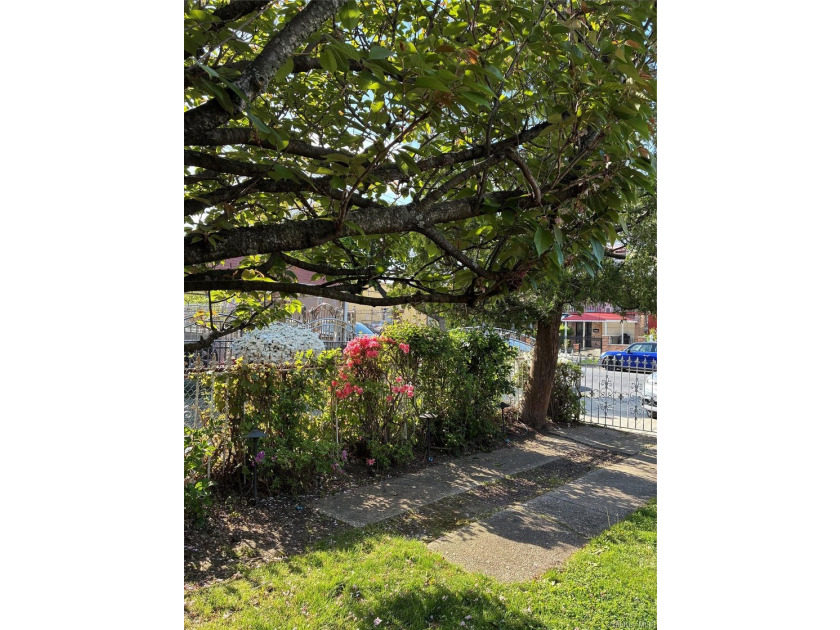 Welcome to 2216 Seward Avenue! This 3 bedroom, 1 1/2 bath - photo 4
