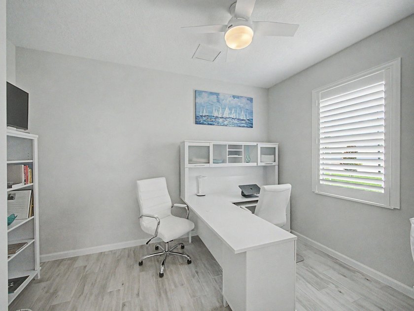 Welcome to this beautifully upgraded 2-bedroom + Den, 2-bathroom - photo 11