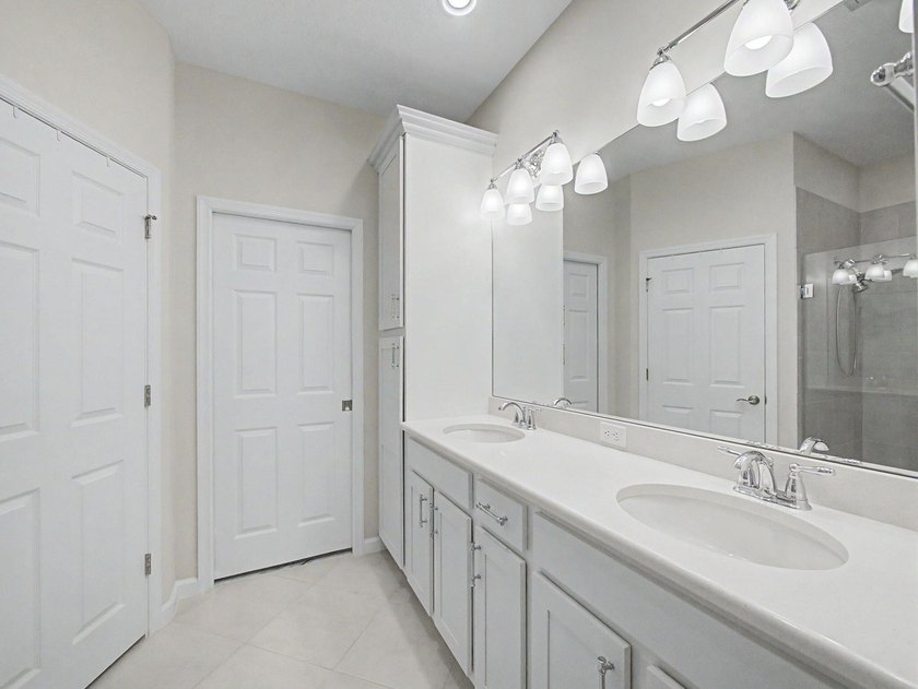 Welcome to this beautifully upgraded 2-bedroom + Den, 2-bathroom - photo 14