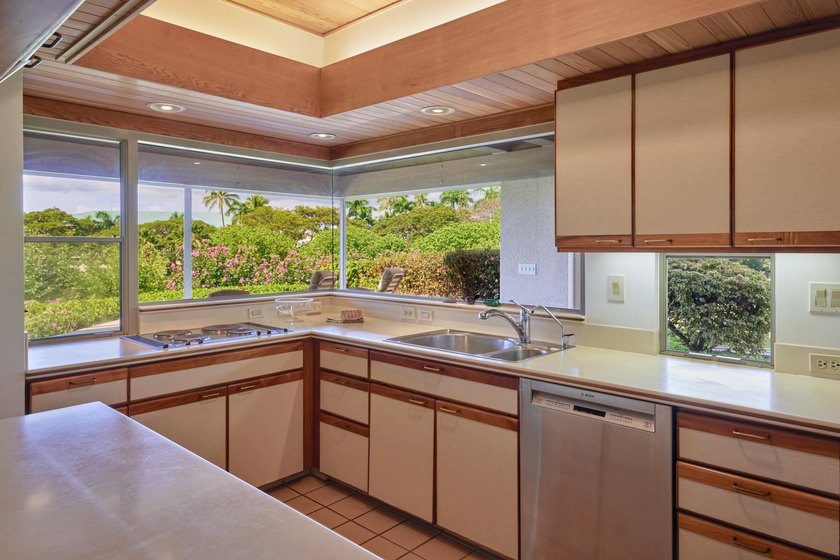 Wailea Point 2101 is a rare, single-level residence featuring 2 - photo 16