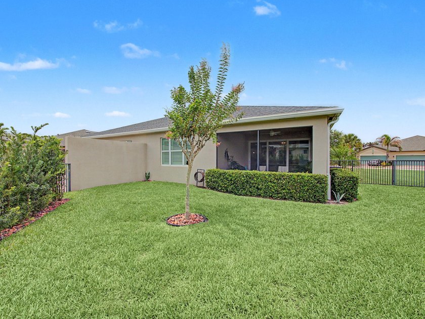 Welcome to this beautifully upgraded 2-bedroom + Den, 2-bathroom - photo 21