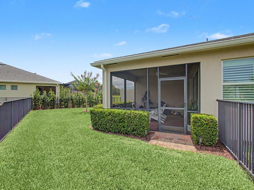 Welcome to this beautifully upgraded 2-bedroom + Den, 2-bathroom - photo 22