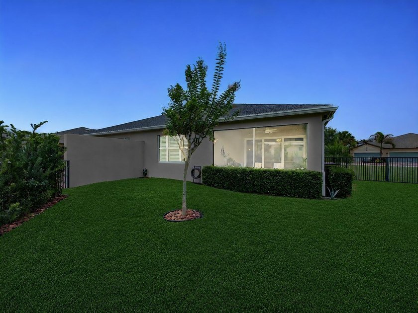 Welcome to this beautifully upgraded 2-bedroom + Den, 2-bathroom - photo 23