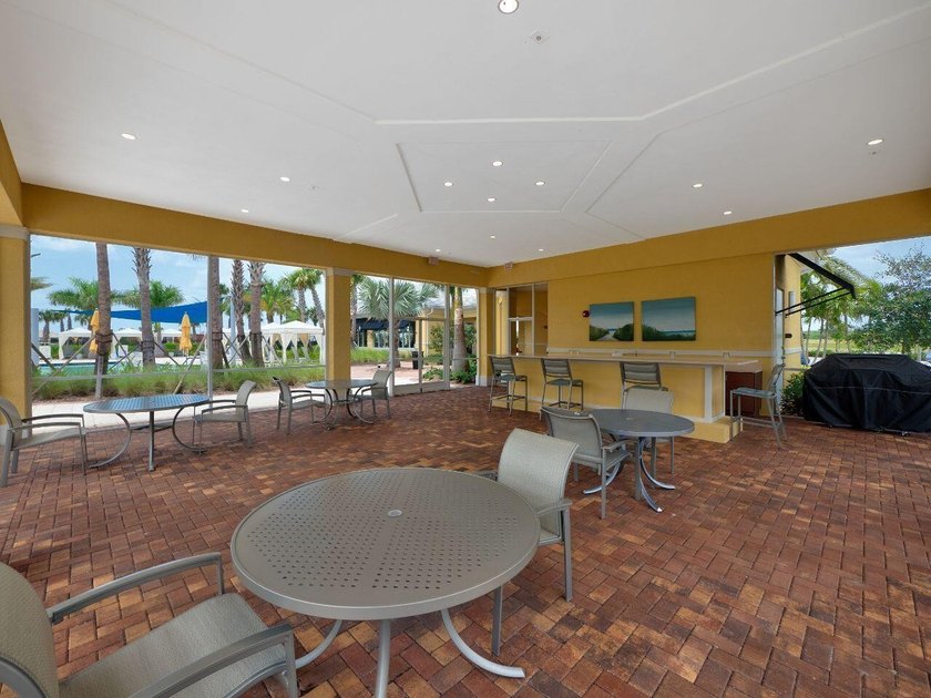 Welcome to this beautifully upgraded 2-bedroom + Den, 2-bathroom - photo 30