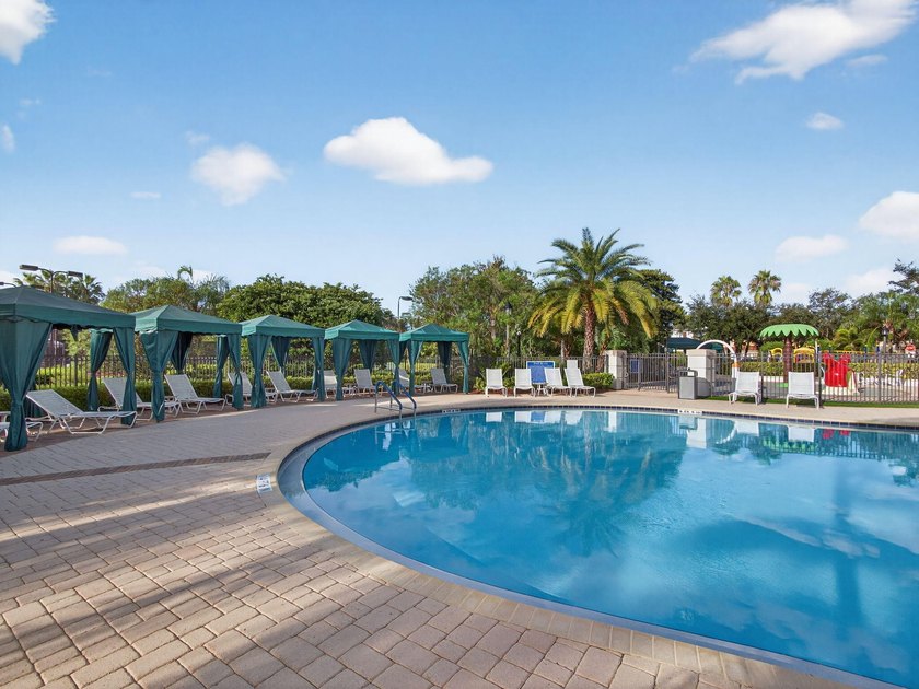 Welcome to this beautifully upgraded 2-bedroom + Den, 2-bathroom - photo 46